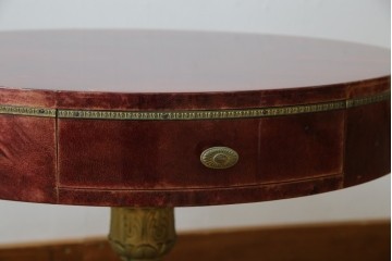 イタリアヴィンテージ　美品!!　希少!!　イタリア高級家具　アルド・トゥーラ(ALDO TURA)　深みのある色調と真鍮装飾が魅力のサイドテーブル　(R-085444)