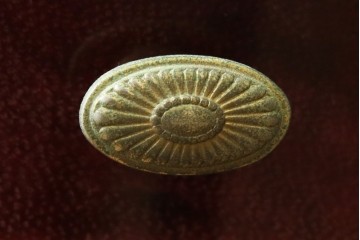 イタリアヴィンテージ　美品!!　希少!!　イタリア高級家具　アルド・トゥーラ(ALDO TURA)　深みのある色調と真鍮装飾が魅力のサイドテーブル　(R-085444)