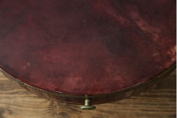 イタリアヴィンテージ　美品!!　希少!!　イタリア高級家具　アルド・トゥーラ(ALDO TURA)　深みのある色調と真鍮装飾が魅力のサイドテーブル　(R-085444)