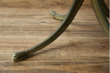 イタリアヴィンテージ　美品!!　希少!!　イタリア高級家具　アルド・トゥーラ(ALDO TURA)　深みのある色調と真鍮装飾が魅力のサイドテーブル　(R-085444)