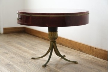 イタリアヴィンテージ　美品!!　希少!!　イタリア高級家具　アルド・トゥーラ(ALDO TURA)　深みのある色調と真鍮装飾が魅力のサイドテーブル　(R-085444)