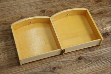 イタリアヴィンテージ　美品!!　希少!!　イタリア高級家具　アルド・トゥーラ(ALDO TURA)　深みのある色調と真鍮装飾が魅力のサイドテーブル　(R-085444)