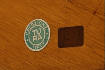 イタリアヴィンテージ　美品!!　希少!!　イタリア高級家具　アルド・トゥーラ(ALDO TURA)　深みのある色調と真鍮装飾が魅力のサイドテーブル　(R-085444)