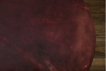 イタリアヴィンテージ　美品!!　希少!!　イタリア高級家具　アルド・トゥーラ(ALDO TURA)　深みのある色調と真鍮装飾が魅力のサイドテーブル　(R-085444)