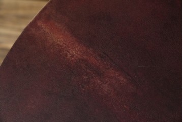 イタリアヴィンテージ　美品!!　希少!!　イタリア高級家具　アルド・トゥーラ(ALDO TURA)　深みのある色調と真鍮装飾が魅力のサイドテーブル　(R-085444)