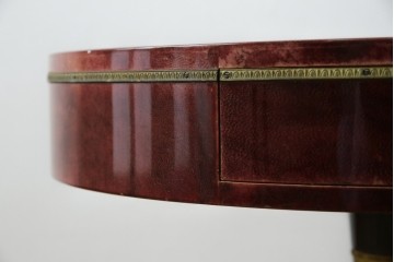 イタリアヴィンテージ　美品!!　希少!!　イタリア高級家具　アルド・トゥーラ(ALDO TURA)　深みのある色調と真鍮装飾が魅力のサイドテーブル　(R-085444)