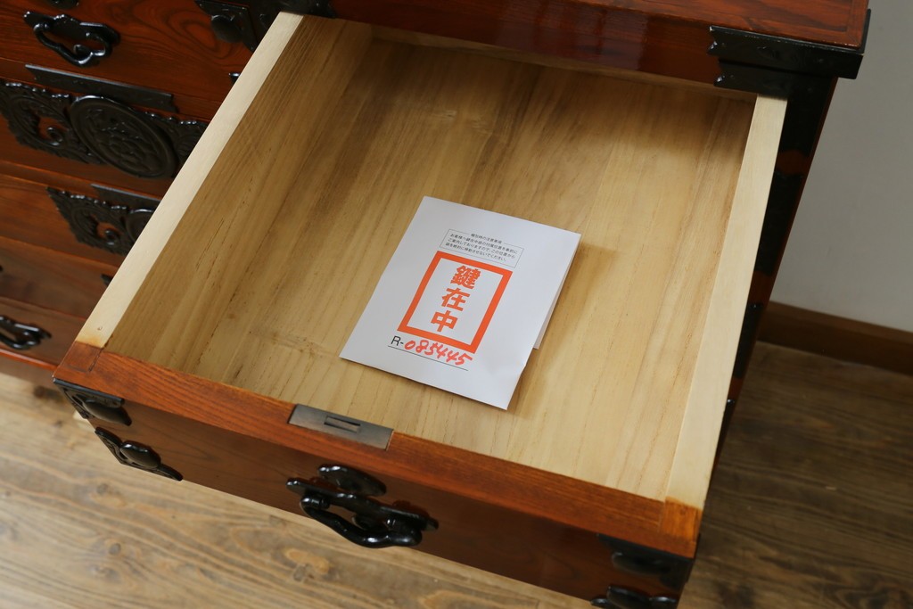 中古　美品　最高級の上手物　仙台民芸箪笥(仙台箪笥)　本漆塗り　重厚な飾り金具が映える衣装箪笥　定価約110万円　(R-085445)
