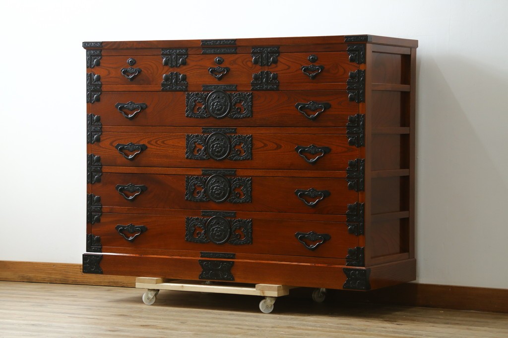 中古　美品　最高級の上手物　仙台民芸箪笥(仙台箪笥)　本漆塗り　重厚な飾り金具が映える衣装箪笥　定価約110万円　(R-085445)