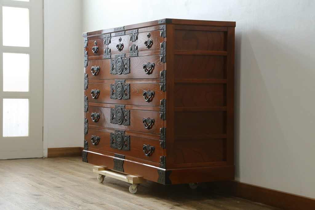 中古　美品　最高級の上手物　仙台民芸箪笥(仙台箪笥)　本漆塗り　重厚な飾り金具が映える衣装箪笥　定価約110万円　(R-085445)