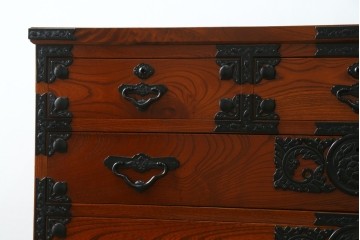 中古　美品　最高級の上手物　仙台民芸箪笥(仙台箪笥)　本漆塗り　重厚な飾り金具が映える衣装箪笥　定価約110万円　(R-085445)