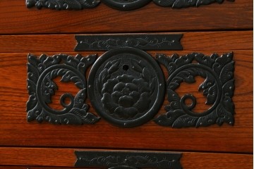 中古　美品　最高級の上手物　仙台民芸箪笥(仙台箪笥)　本漆塗り　重厚な飾り金具が映える衣装箪笥　定価約110万円　(R-085445)