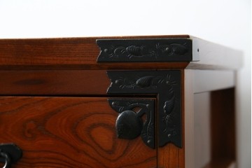 中古　美品　最高級の上手物　仙台民芸箪笥(仙台箪笥)　本漆塗り　重厚な飾り金具が映える衣装箪笥　定価約110万円　(R-085445)