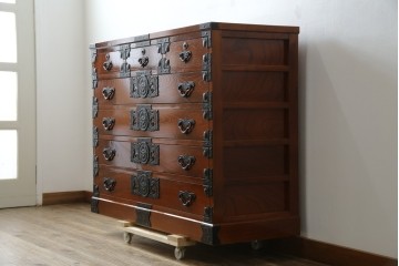 中古　美品　最高級の上手物　仙台民芸箪笥(仙台箪笥)　本漆塗り　重厚な飾り金具が映える衣装箪笥　定価約110万円　(R-085445)