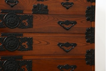 中古　美品　最高級の上手物　仙台民芸箪笥(仙台箪笥)　本漆塗り　重厚な飾り金具が映える衣装箪笥　定価約110万円　(R-085445)