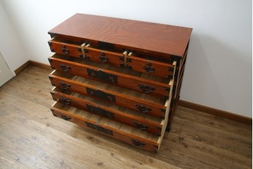 中古　美品　最高級の上手物　仙台民芸箪笥(仙台箪笥)　本漆塗り　重厚な飾り金具が映える衣装箪笥　定価約110万円　(R-085445)