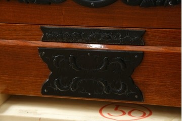 中古　美品　最高級の上手物　仙台民芸箪笥(仙台箪笥)　本漆塗り　重厚な飾り金具が映える衣装箪笥　定価約110万円　(R-085445)