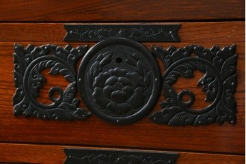 中古　美品　最高級の上手物　仙台民芸箪笥(仙台箪笥)　本漆塗り　重厚な飾り金具が映える衣装箪笥　定価約110万円　(R-085445)