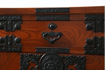 中古　美品　最高級の上手物　仙台民芸箪笥(仙台箪笥)　本漆塗り　重厚な飾り金具が映える衣装箪笥　定価約110万円　(R-085445)