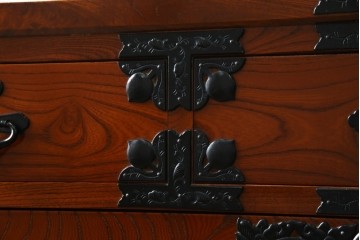 中古　美品　最高級の上手物　仙台民芸箪笥(仙台箪笥)　本漆塗り　重厚な飾り金具が映える衣装箪笥　定価約110万円　(R-085445)