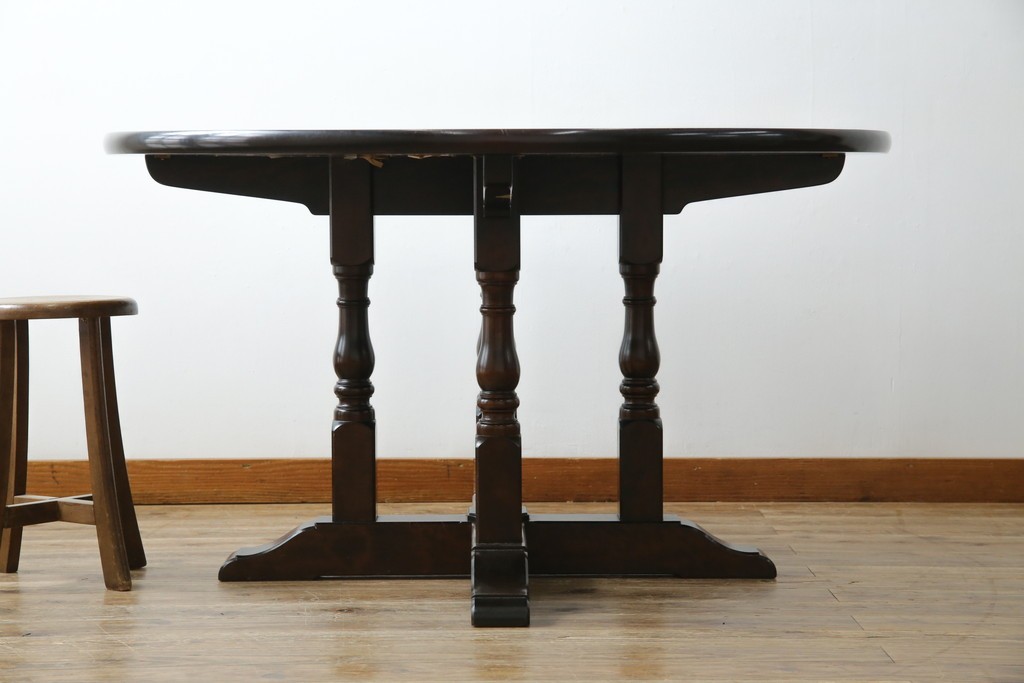 中古　松本民芸家具　挽物脚が生む安定感のあるデザインのF型ラウンドテーブル　(R-085446)