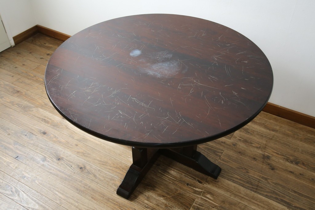 中古　松本民芸家具　挽物脚が生む安定感のあるデザインのF型ラウンドテーブル　(R-085446)