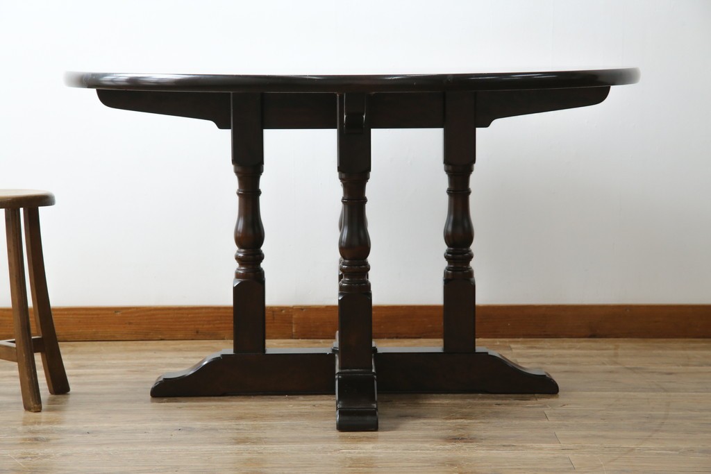 中古　松本民芸家具　挽物脚が生む安定感のあるデザインのF型ラウンドテーブル　(R-085446)