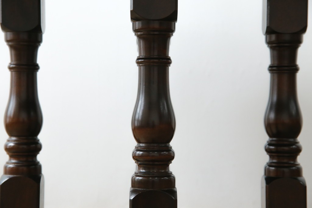 中古　松本民芸家具　挽物脚が生む安定感のあるデザインのF型ラウンドテーブル　(R-085446)