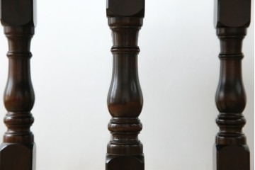 中古　松本民芸家具　挽物脚が生む安定感のあるデザインのF型ラウンドテーブル　(R-085446)