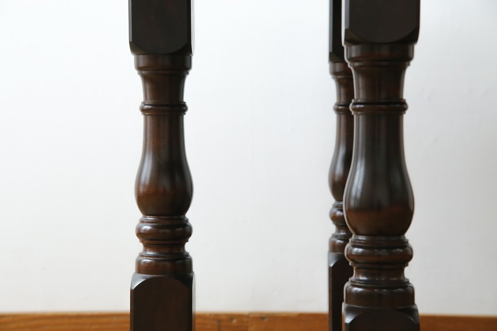 中古　松本民芸家具　挽物脚が生む安定感のあるデザインのF型ラウンドテーブル　(R-085446)