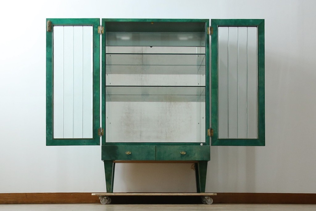 中古　美品!!　希少!!　イタリア高級家具　アルド・トゥーラ(ALDO TURA)　仔山羊革張り　独特の質感が際立つキャビネット　(R-085451)