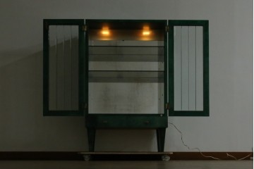 中古　美品!!　希少!!　イタリア高級家具　アルド・トゥーラ(ALDO TURA)　仔山羊革張り　独特の質感が際立つキャビネット　(R-085451)