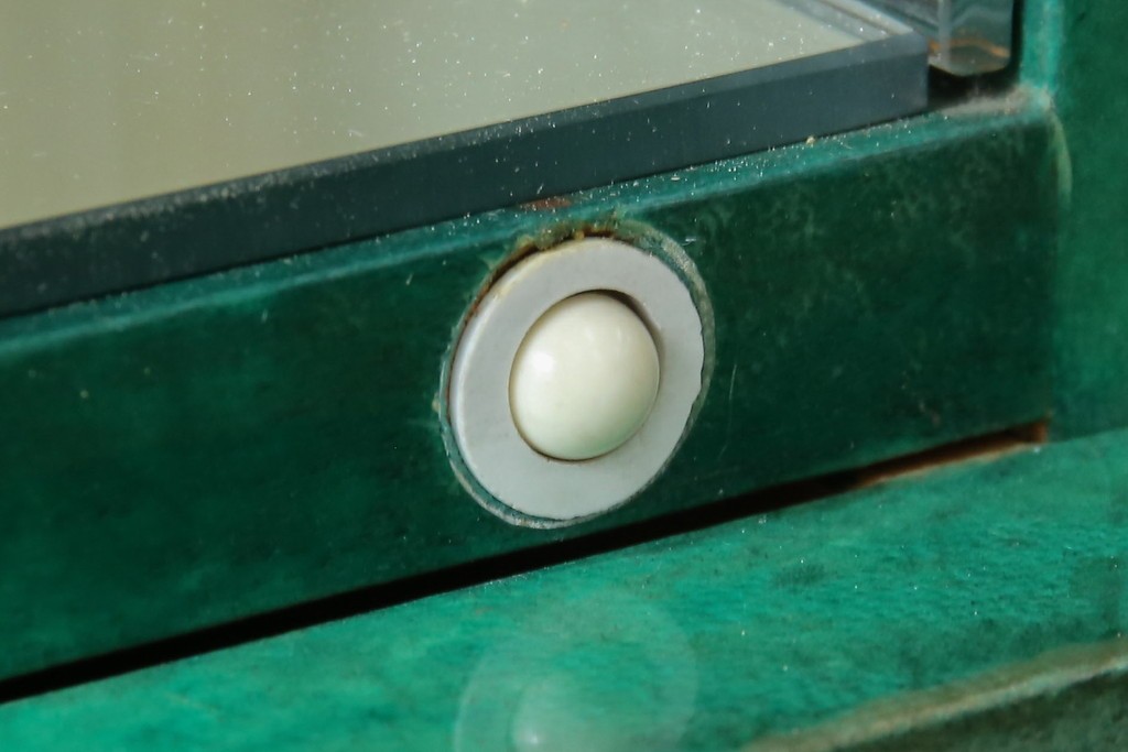 中古　美品!!　希少!!　イタリア高級家具　アルド・トゥーラ(ALDO TURA)　仔山羊革張り　独特の質感が際立つキャビネット　(R-085451)