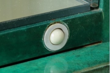 中古　美品!!　希少!!　イタリア高級家具　アルド・トゥーラ(ALDO TURA)　仔山羊革張り　独特の質感が際立つキャビネット　(R-085451)