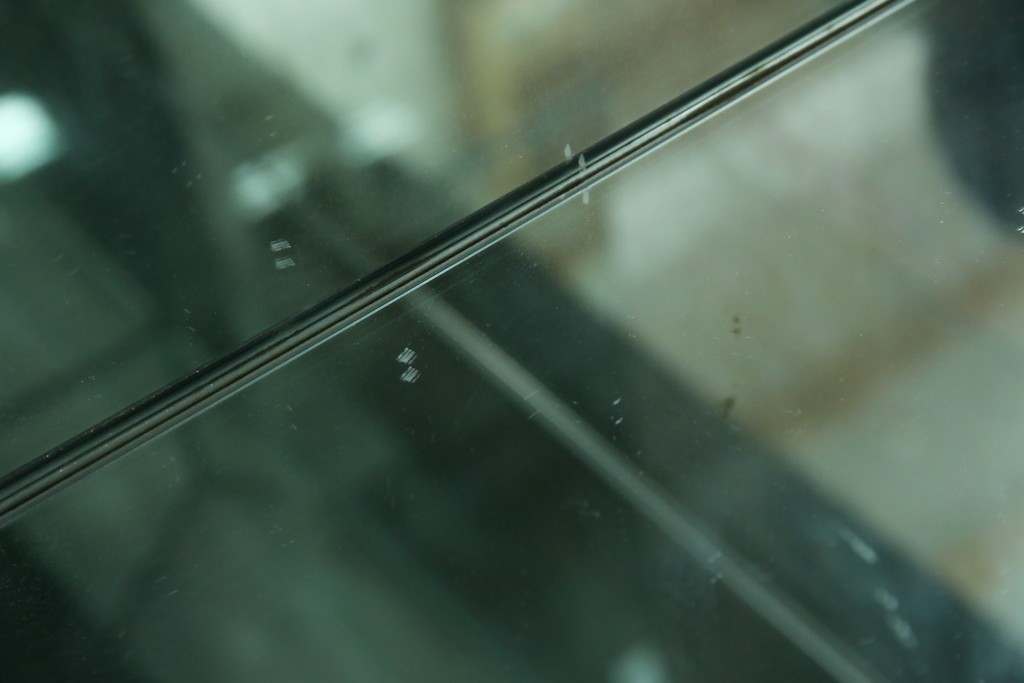 中古　美品!!　希少!!　イタリア高級家具　アルド・トゥーラ(ALDO TURA)　仔山羊革張り　独特の質感が際立つキャビネット　(R-085451)