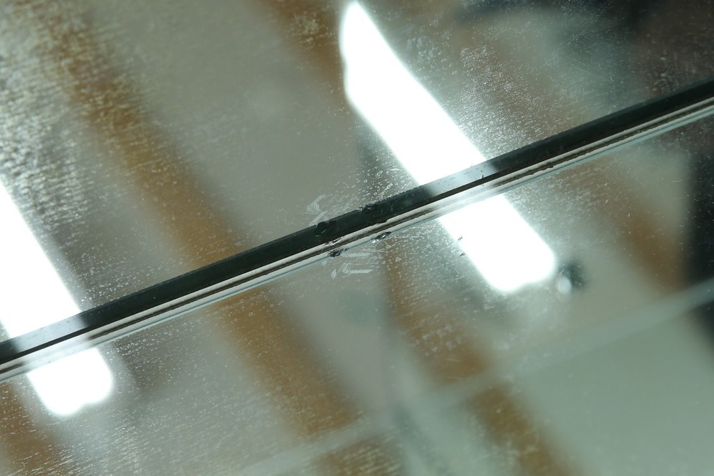 中古　美品!!　希少!!　イタリア高級家具　アルド・トゥーラ(ALDO TURA)　仔山羊革張り　独特の質感が際立つキャビネット　(R-085451)