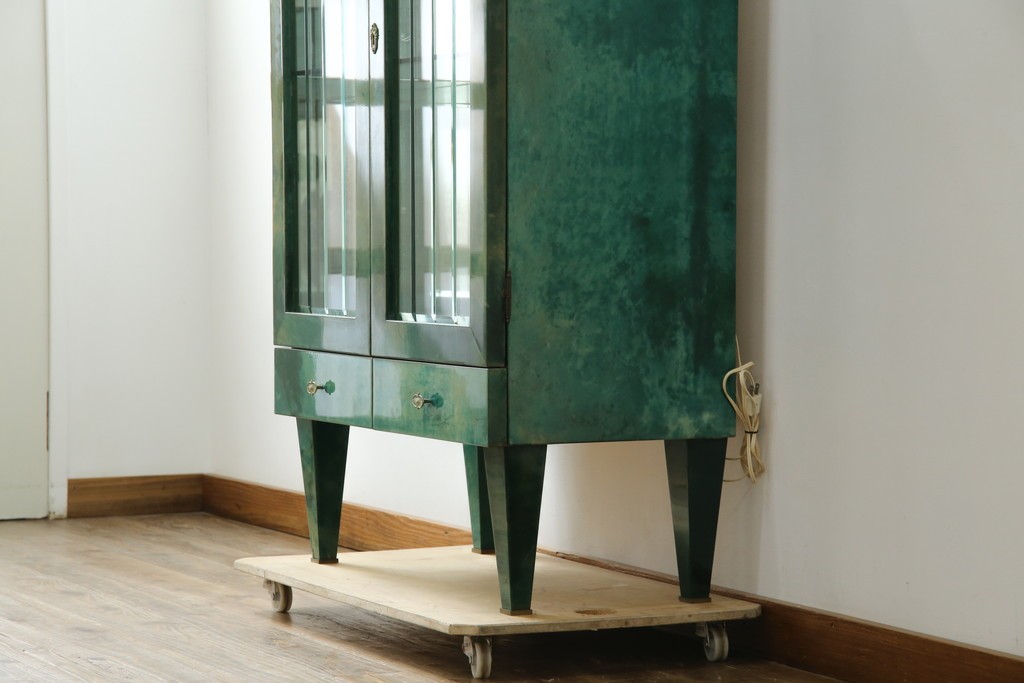 中古　美品!!　希少!!　イタリア高級家具　アルド・トゥーラ(ALDO TURA)　仔山羊革張り　独特の質感が際立つキャビネット　(R-085451)