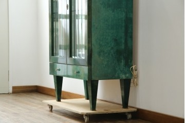 中古　美品!!　希少!!　イタリア高級家具　アルド・トゥーラ(ALDO TURA)　仔山羊革張り　独特の質感が際立つキャビネット　(R-085451)