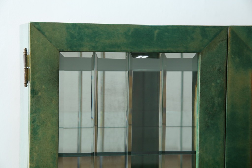 中古　美品!!　希少!!　イタリア高級家具　アルド・トゥーラ(ALDO TURA)　仔山羊革張り　独特の質感が際立つキャビネット　(R-085451)