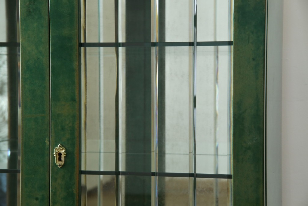 中古　美品!!　希少!!　イタリア高級家具　アルド・トゥーラ(ALDO TURA)　仔山羊革張り　独特の質感が際立つキャビネット　(R-085451)