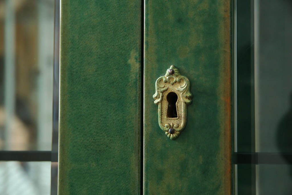 中古　美品!!　希少!!　イタリア高級家具　アルド・トゥーラ(ALDO TURA)　仔山羊革張り　独特の質感が際立つキャビネット　(R-085451)