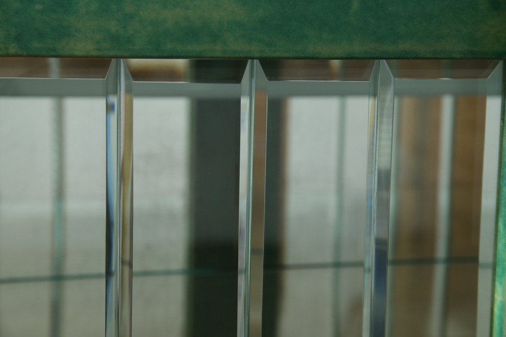 中古　美品!!　希少!!　イタリア高級家具　アルド・トゥーラ(ALDO TURA)　仔山羊革張り　独特の質感が際立つキャビネット　(R-085451)