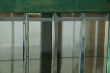 中古　美品!!　希少!!　イタリア高級家具　アルド・トゥーラ(ALDO TURA)　仔山羊革張り　独特の質感が際立つキャビネット　(R-085451)