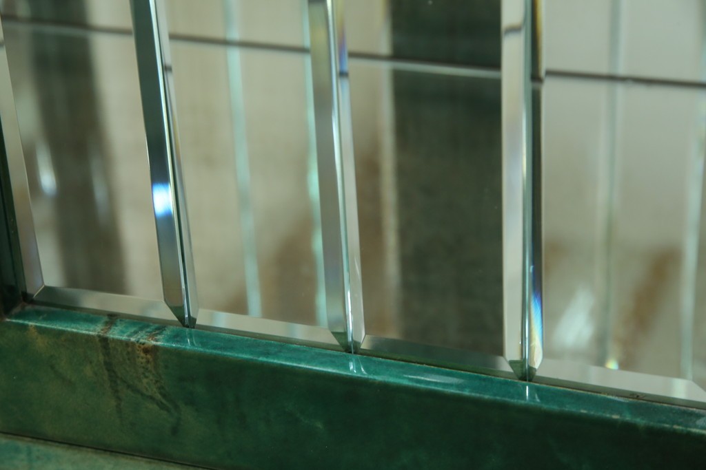 中古　美品!!　希少!!　イタリア高級家具　アルド・トゥーラ(ALDO TURA)　仔山羊革張り　独特の質感が際立つキャビネット　(R-085451)