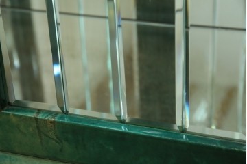 中古　美品!!　希少!!　イタリア高級家具　アルド・トゥーラ(ALDO TURA)　仔山羊革張り　独特の質感が際立つキャビネット　(R-085451)