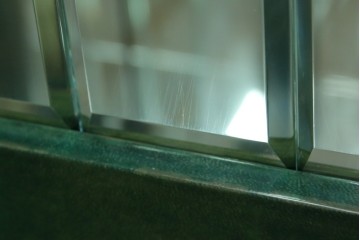 中古　美品!!　希少!!　イタリア高級家具　アルド・トゥーラ(ALDO TURA)　仔山羊革張り　独特の質感が際立つキャビネット　(R-085451)