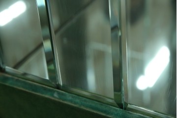 中古　美品!!　希少!!　イタリア高級家具　アルド・トゥーラ(ALDO TURA)　仔山羊革張り　独特の質感が際立つキャビネット　(R-085451)