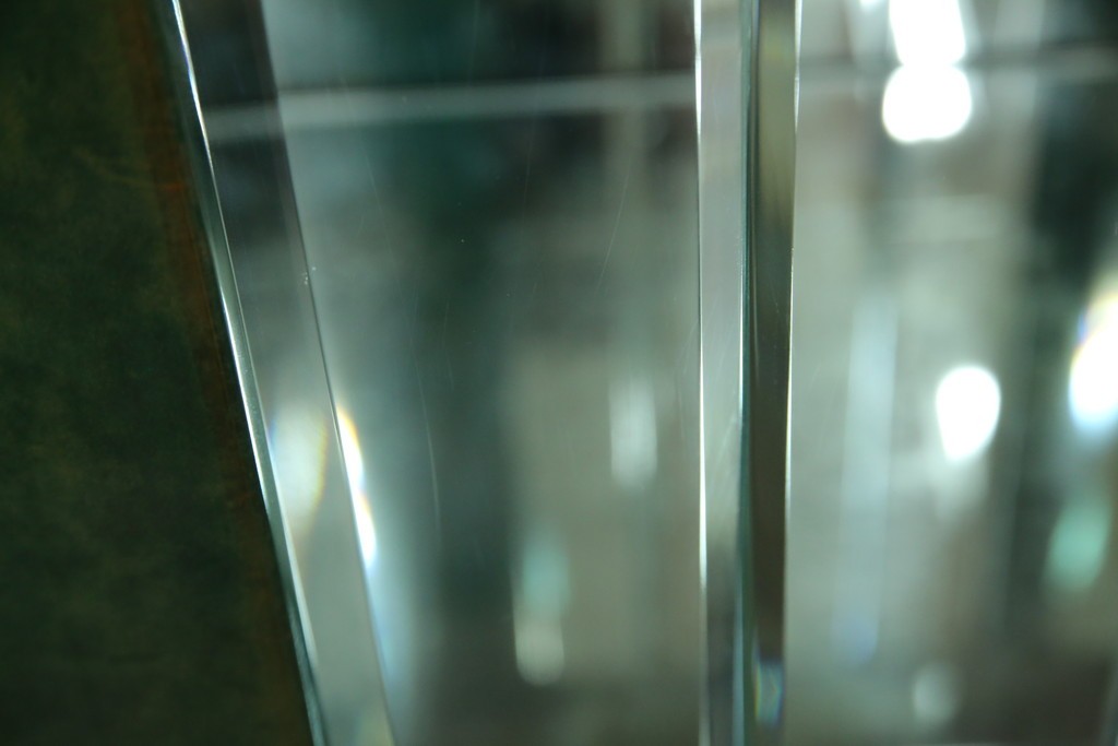 中古　美品!!　希少!!　イタリア高級家具　アルド・トゥーラ(ALDO TURA)　仔山羊革張り　独特の質感が際立つキャビネット　(R-085451)