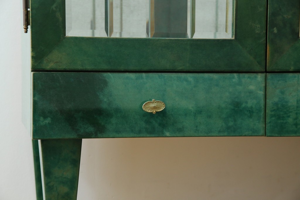 中古　美品!!　希少!!　イタリア高級家具　アルド・トゥーラ(ALDO TURA)　仔山羊革張り　独特の質感が際立つキャビネット　(R-085451)