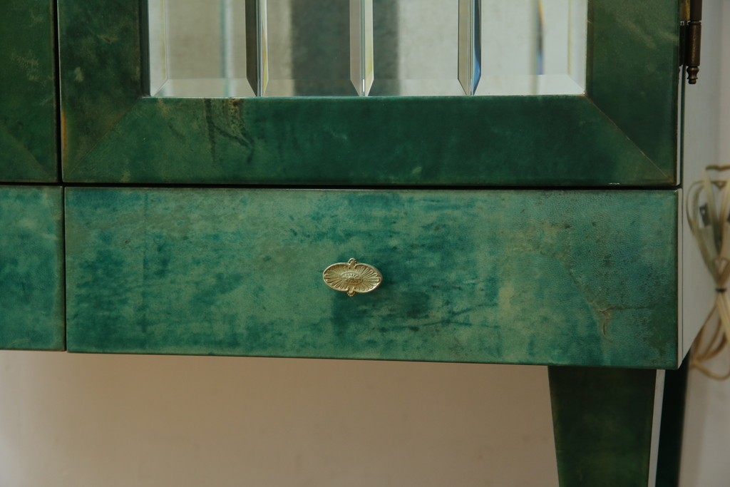 中古　美品!!　希少!!　イタリア高級家具　アルド・トゥーラ(ALDO TURA)　仔山羊革張り　独特の質感が際立つキャビネット　(R-085451)