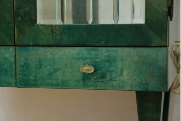 中古　美品!!　希少!!　イタリア高級家具　アルド・トゥーラ(ALDO TURA)　仔山羊革張り　独特の質感が際立つキャビネット　(R-085451)